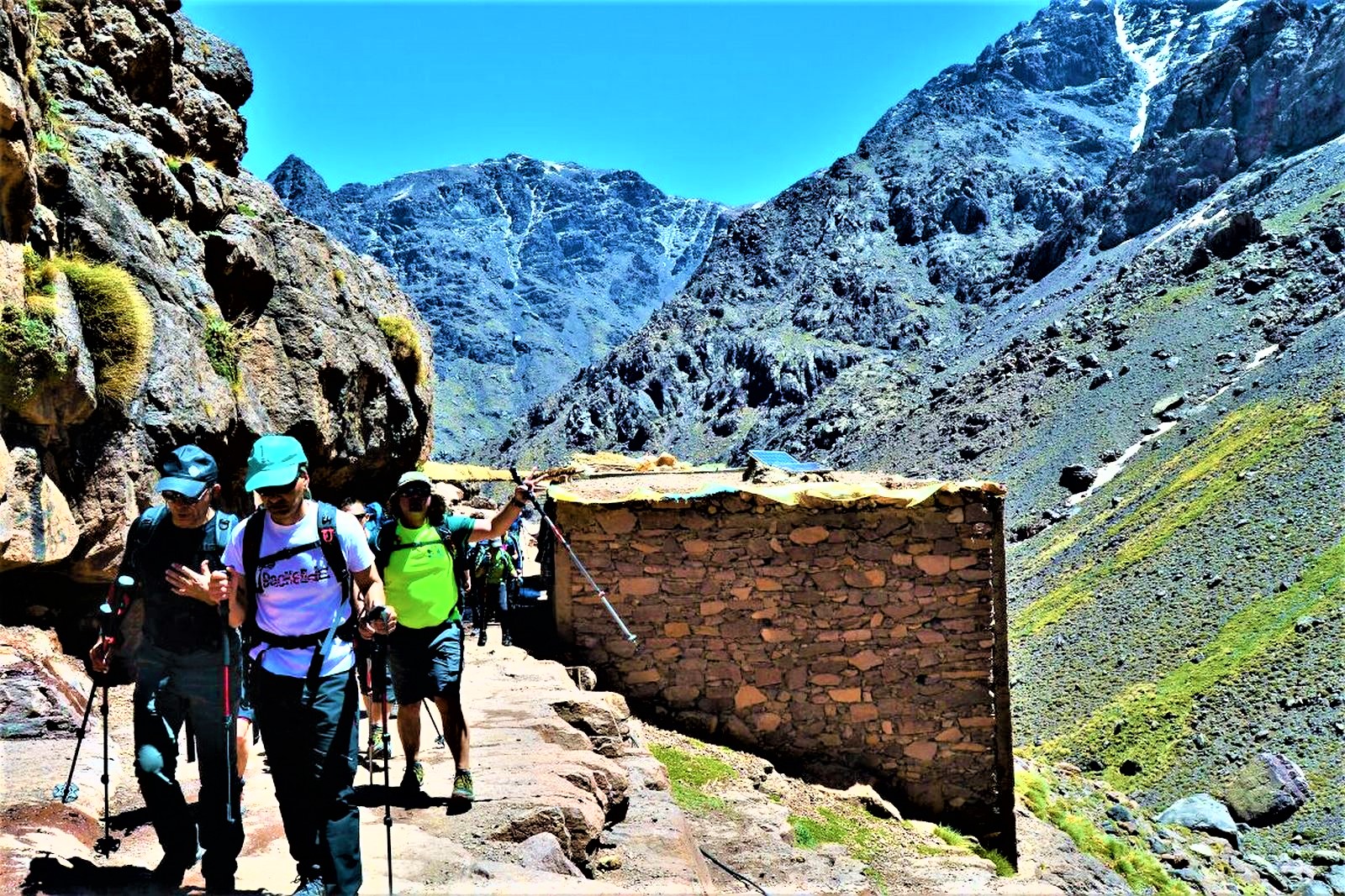 Grupo de trekking en las Montañas del Atlas con guías expertos